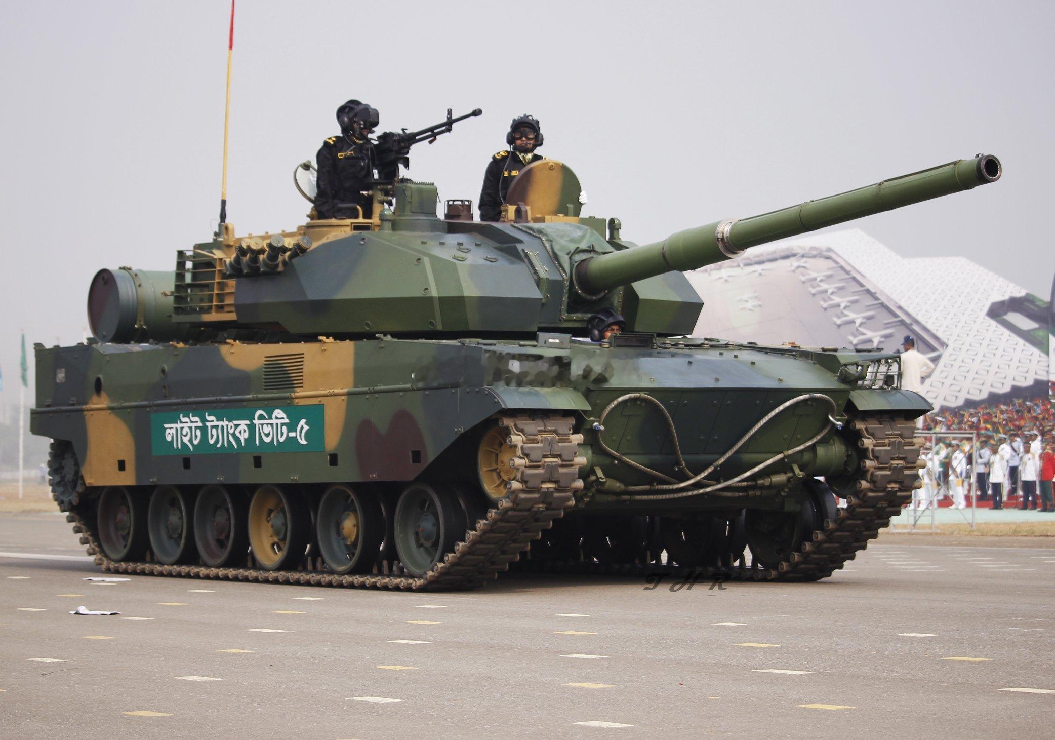 孟加拉国陆军展示中国产VT-5轻型主战坦克和CS/AA3牵引35毫米高炮#中方回