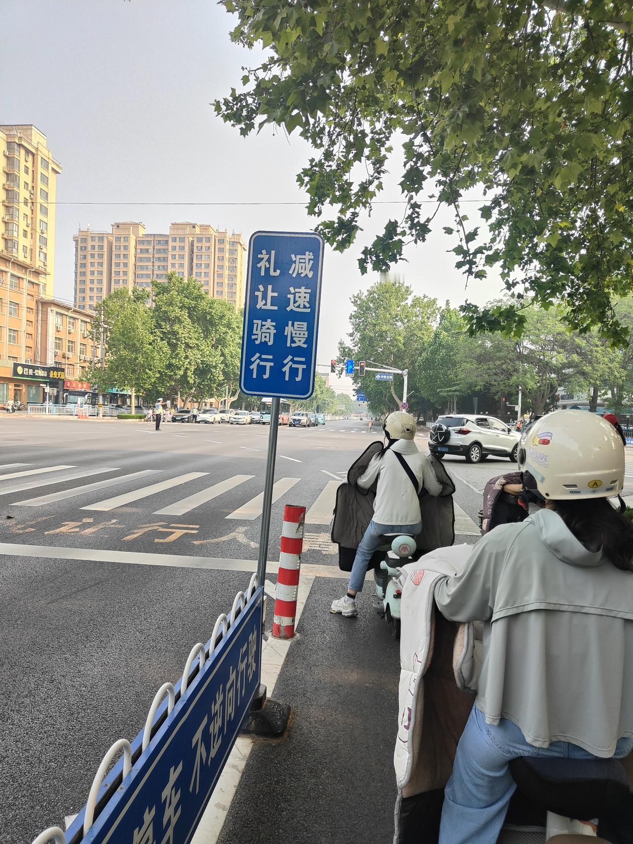 记录我的2026如今的河北邢台市，在骑电动车出门的时候，广大市民都能够自觉的正确
