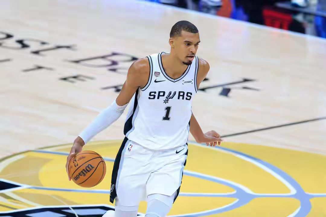 乔约翰逊谈文班球鞋合同近日前NBA球员乔·约翰逊和名嘴香农·夏普在节目中谈到文班