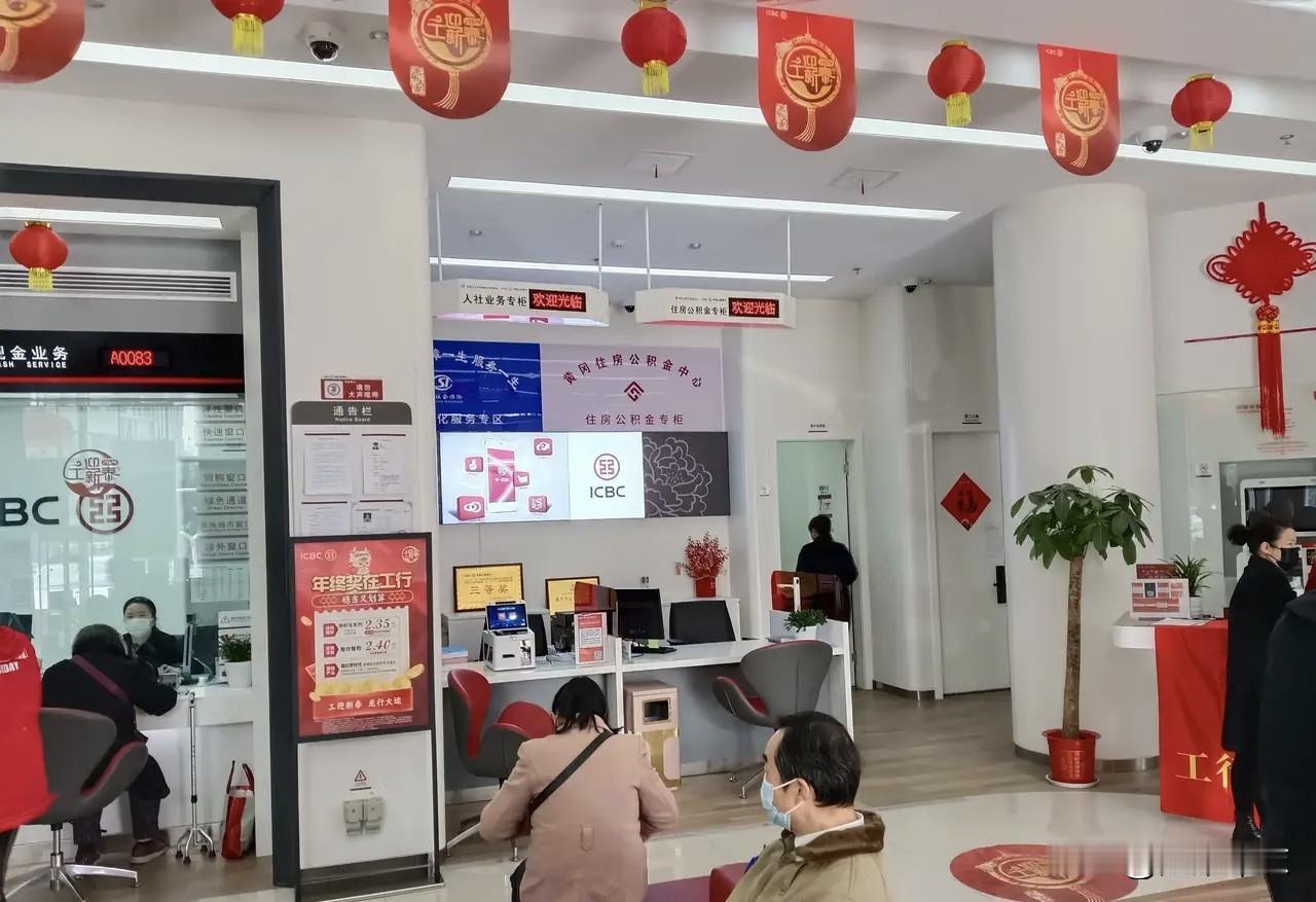 赞同的人说合理调整工作时间可以让员工得到休息。
不赞同的人说午休对顾客有影响，中