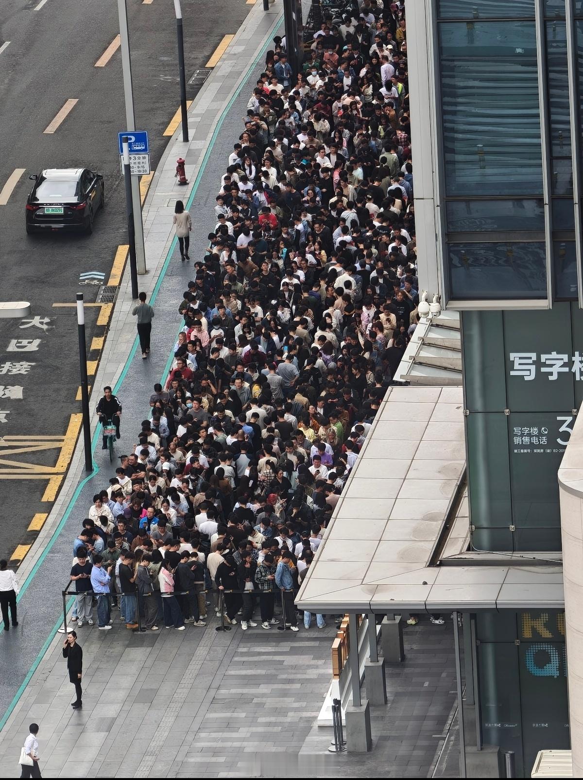 OPPO排队在发开工红包。有朋友问怎么不到工位上发，要的就是这个排队的氛围。 深