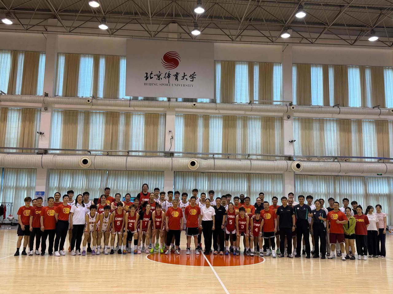 中国女篮王思雨已经归队，且在今天与国家队队友和北京体育大学男篮打了一场内部教学赛
