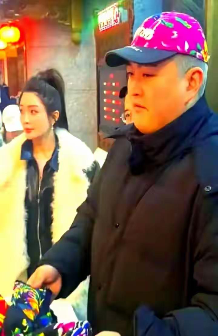 红豆前几天在刘老根大舞台了，出现在与赵本山的儿子同框时刻。
其实没有对错，只能说