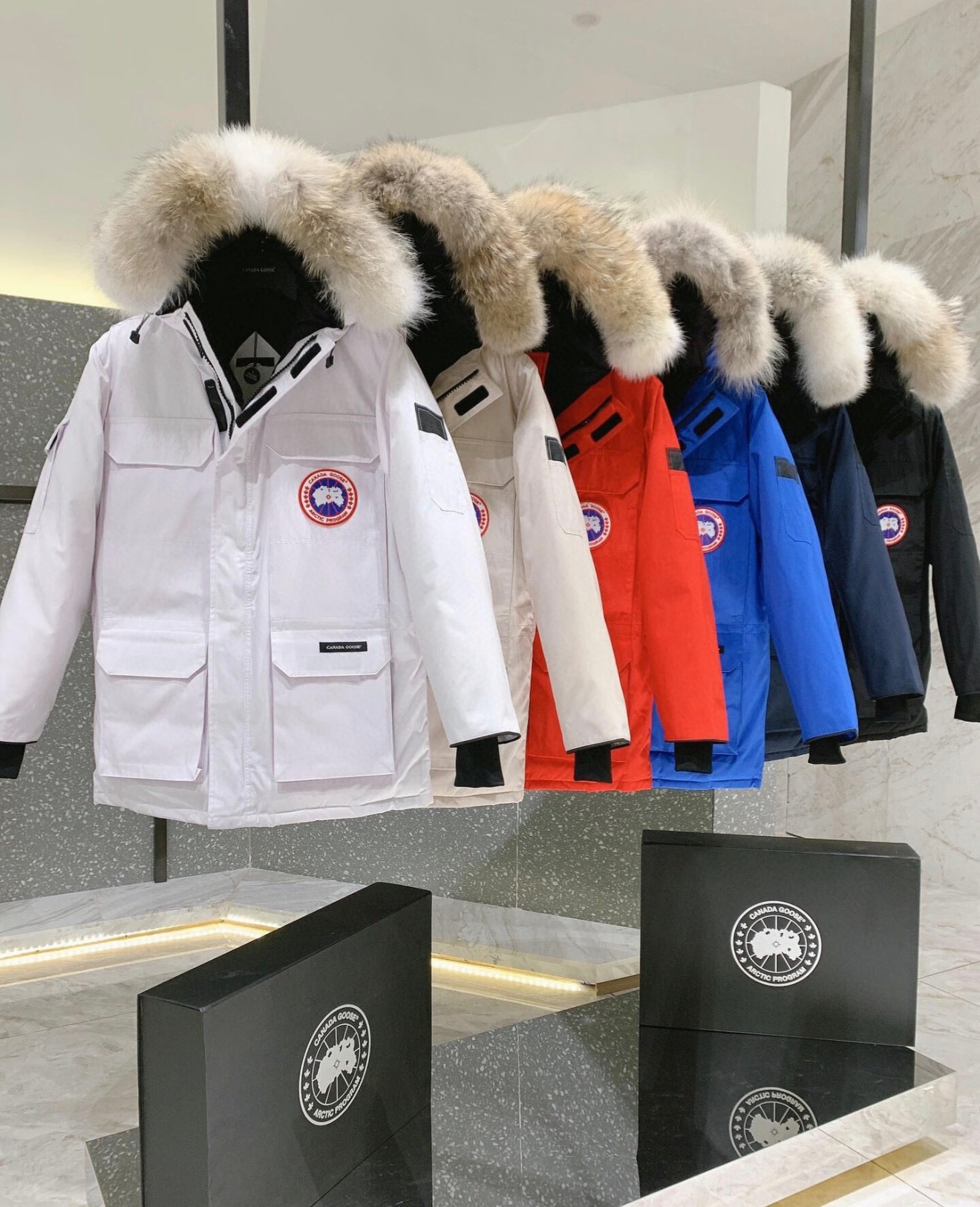 冬天，是最能体现贫富差距的季节，我一个朋友穿的大鹅羽绒服，它的价格就等于1部iP