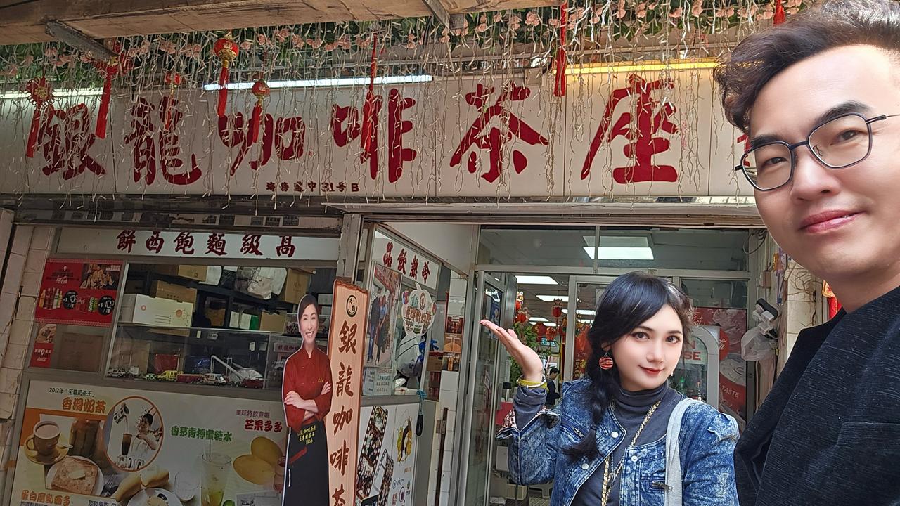 今日是妇女节，民政及青年事务局与妇女事务委员会在政总举行酒会。香港特区行政长官李