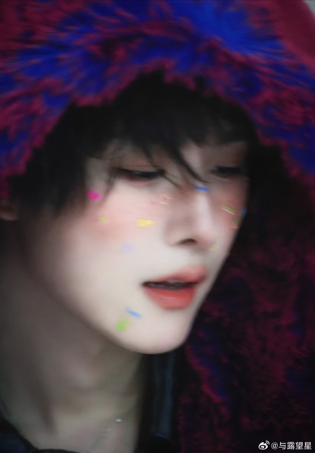 田嘉瑞屋顶战神 他在屋顶上望着远处的灯火，背影里既有少年的孤勇，又有战士的沉毅。