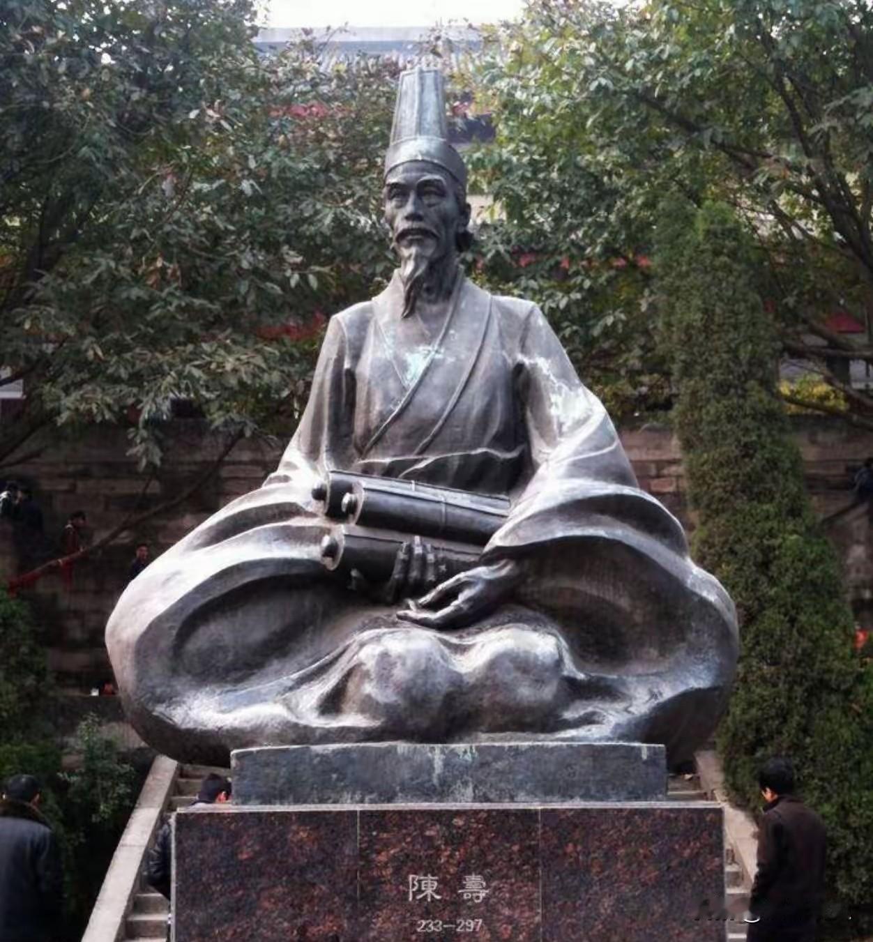 创作《三国志》的陈寿，早年本是蜀汉的官吏。公元264年蜀汉覆灭，四年之后的268