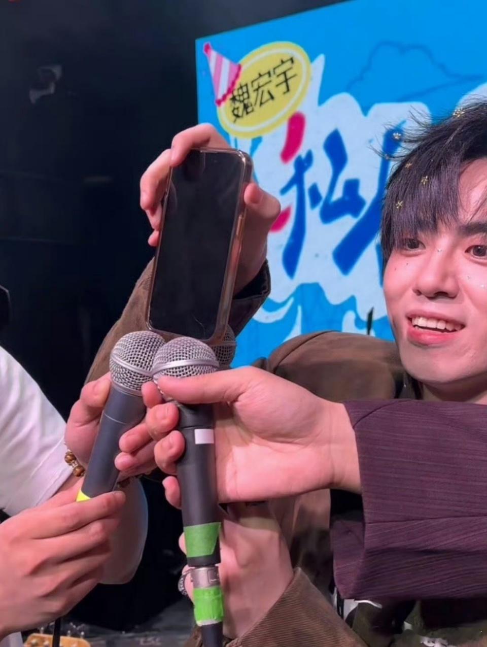 梓渝魏宏宇巡演隔空同框 从巡演舞台的并肩合唱到生日会的跨屏惊喜连线，魏宏宇和梓渝