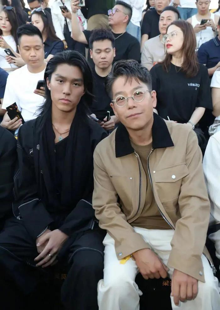 这哪里像父子啊？分明就像哥们一样！
55岁的林晓峰，不仅面相和蔼，跟儿子站在一起