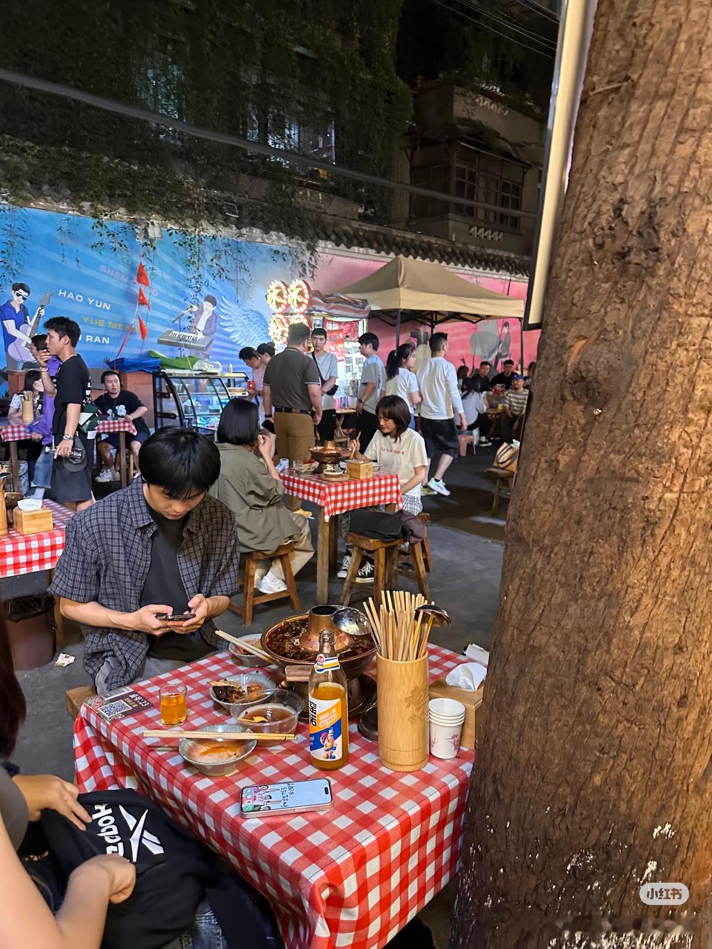 偶遇周迅文淇火锅店拍戏 路透  《明天，会更好》演母女