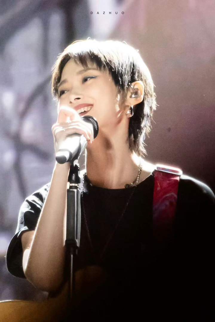 肖战给李宇春送花篮了肖战给李宇春北京演唱会送花篮北京收官之夜值得被好好祝愿，肖战