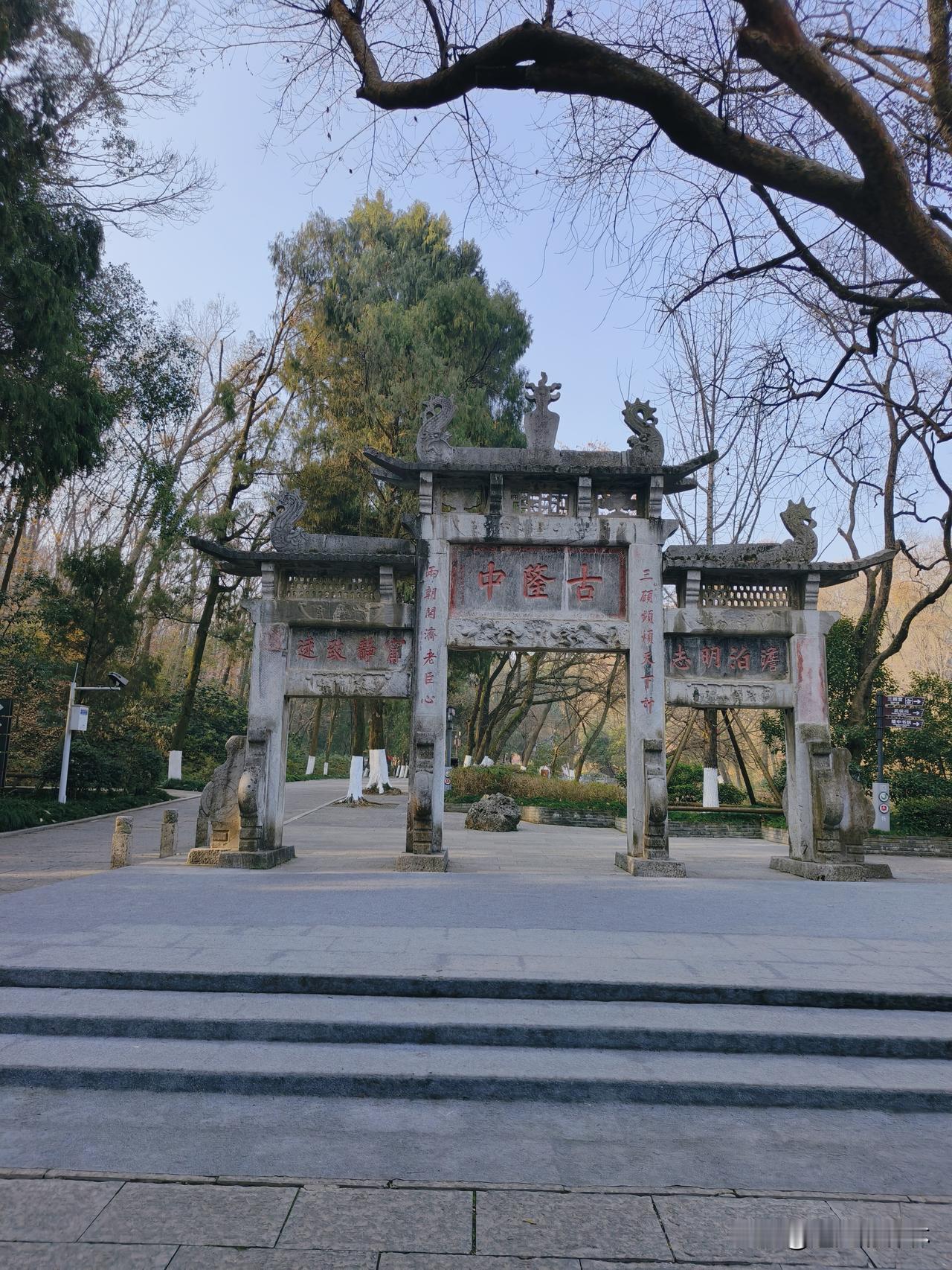 要我怎么赞美襄阳都不为过，襄阳好风光，都在荆楚诗行里！
古往今来，襄阳都是文人墨