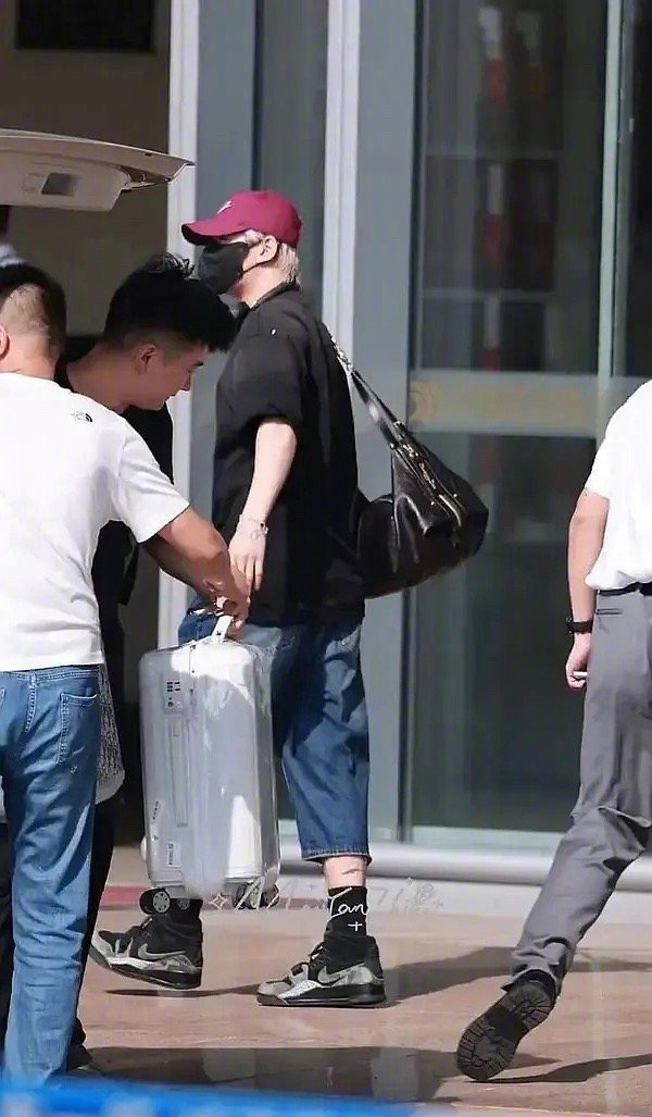 邓为新路透，身材被质疑了… ​​​