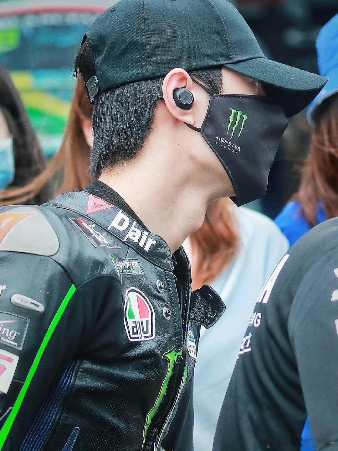 王一博非常有性张力的一张图