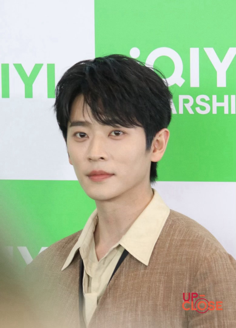 泰媒镜头下的丞磊 清爽短发配简约穿搭，泰媒生图里的丞磊状态好到没话说。笑容干净温