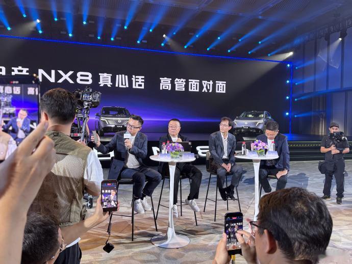 截止8点，开完发布会1小时，王骞总在群访现场掏出手机，打开实时后台系统订单：84