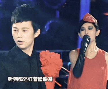 何炅发现谢娜假唱的反应何老师反应绝了！娜姐挡嘴也太可爱了✨ 