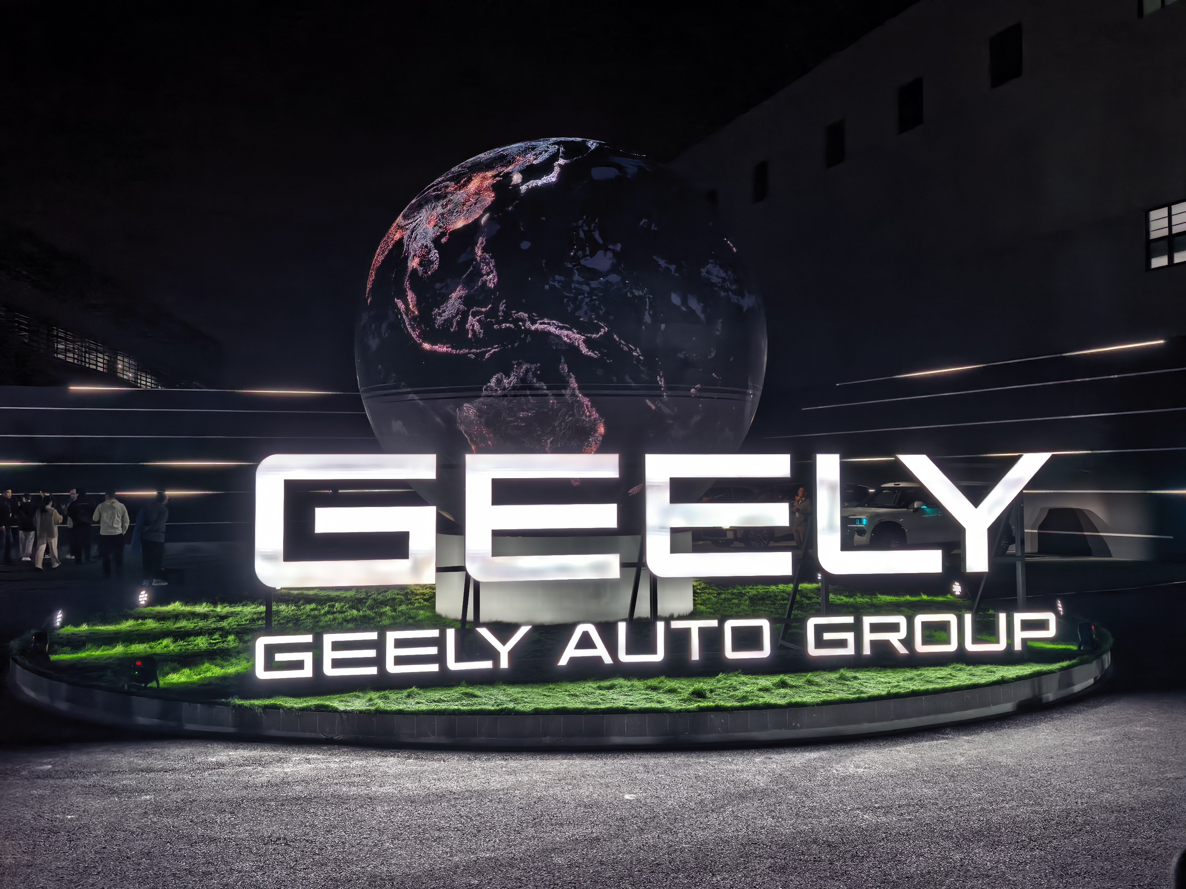 安全就是吉利 抵达吉利全球全域安全中心，现场每个座位上都放了一副耳塞，你们猜猜，