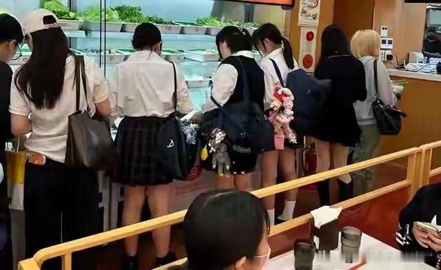 麻辣烫在日本卖到两千日元一碗，排队的全是二十来岁的姑娘。

国内不少人当垃圾食品