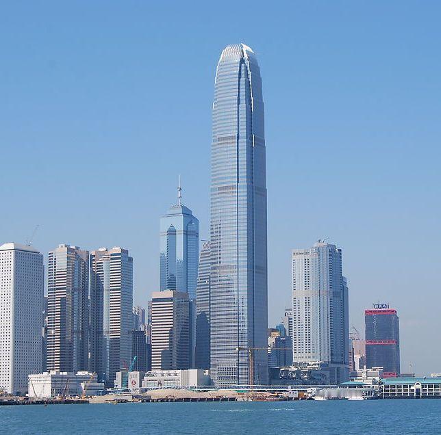 香港成为全球最大的跨境财富中心。
原来是瑞士，但是瑞士的信用体系已经坍塌。都是自