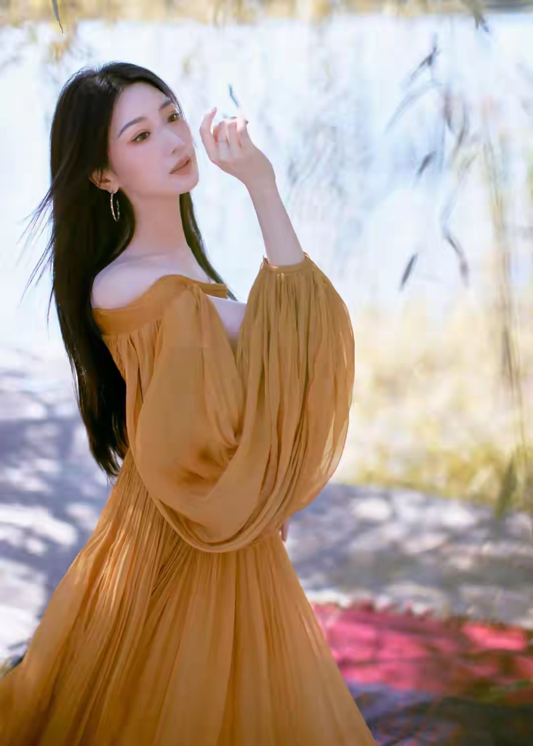 毛晓彤户外写真造型释出，姜黄色薄纱裙配上淡妆，清清爽爽很耐看 