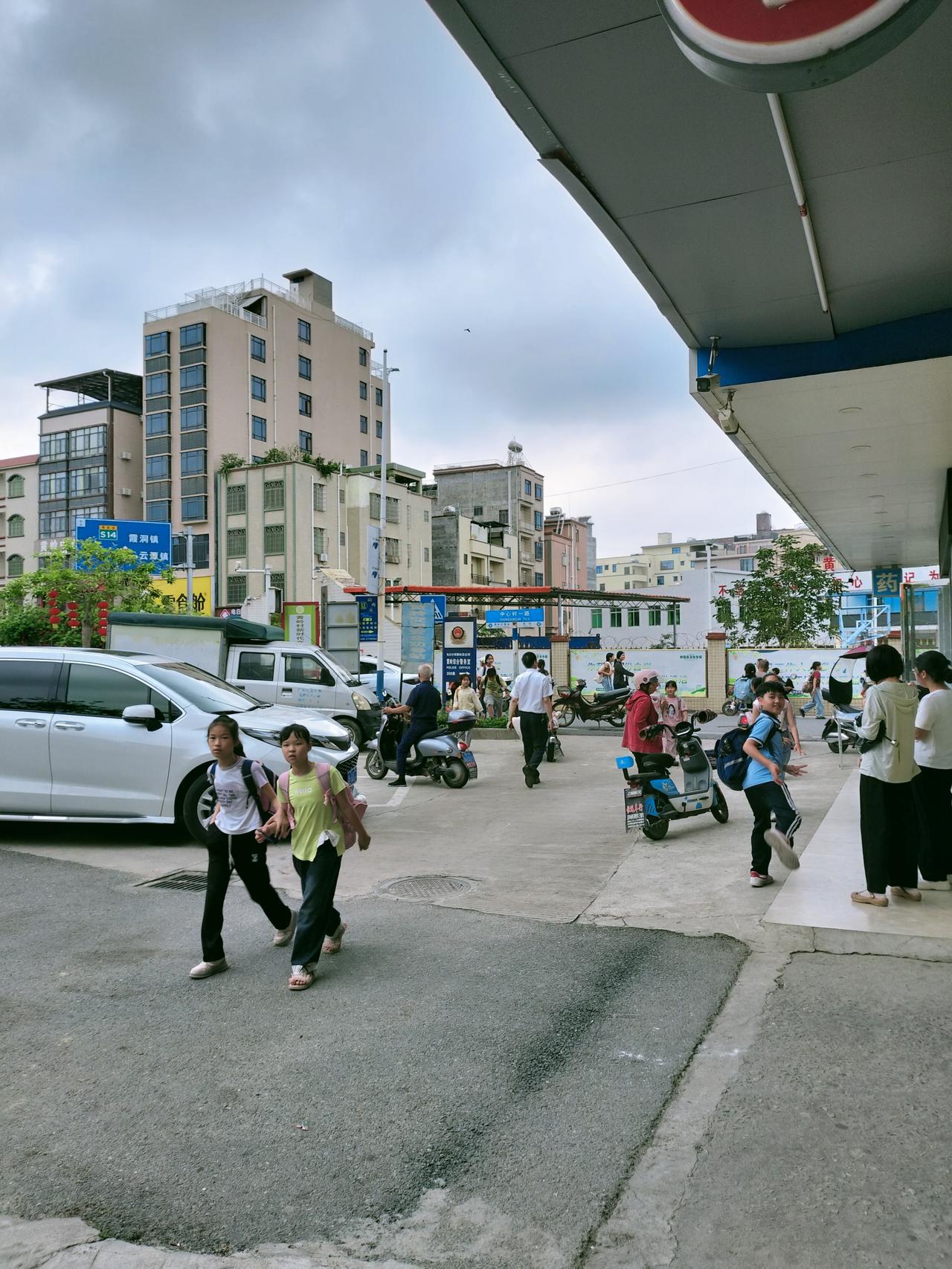 书包带还勒着肩，脚步已经飘起来——放学的风，是甜的。
 
俩姑娘手勾着手，白鞋踩