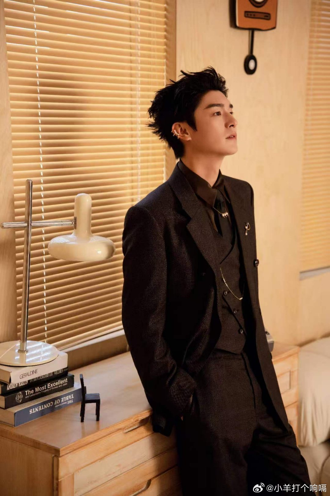 谁来懂一下杨旭文这个耳骨夹这男人戴个耳骨夹怎么跟戴了勾魂锁似的？单侧金链子配上这