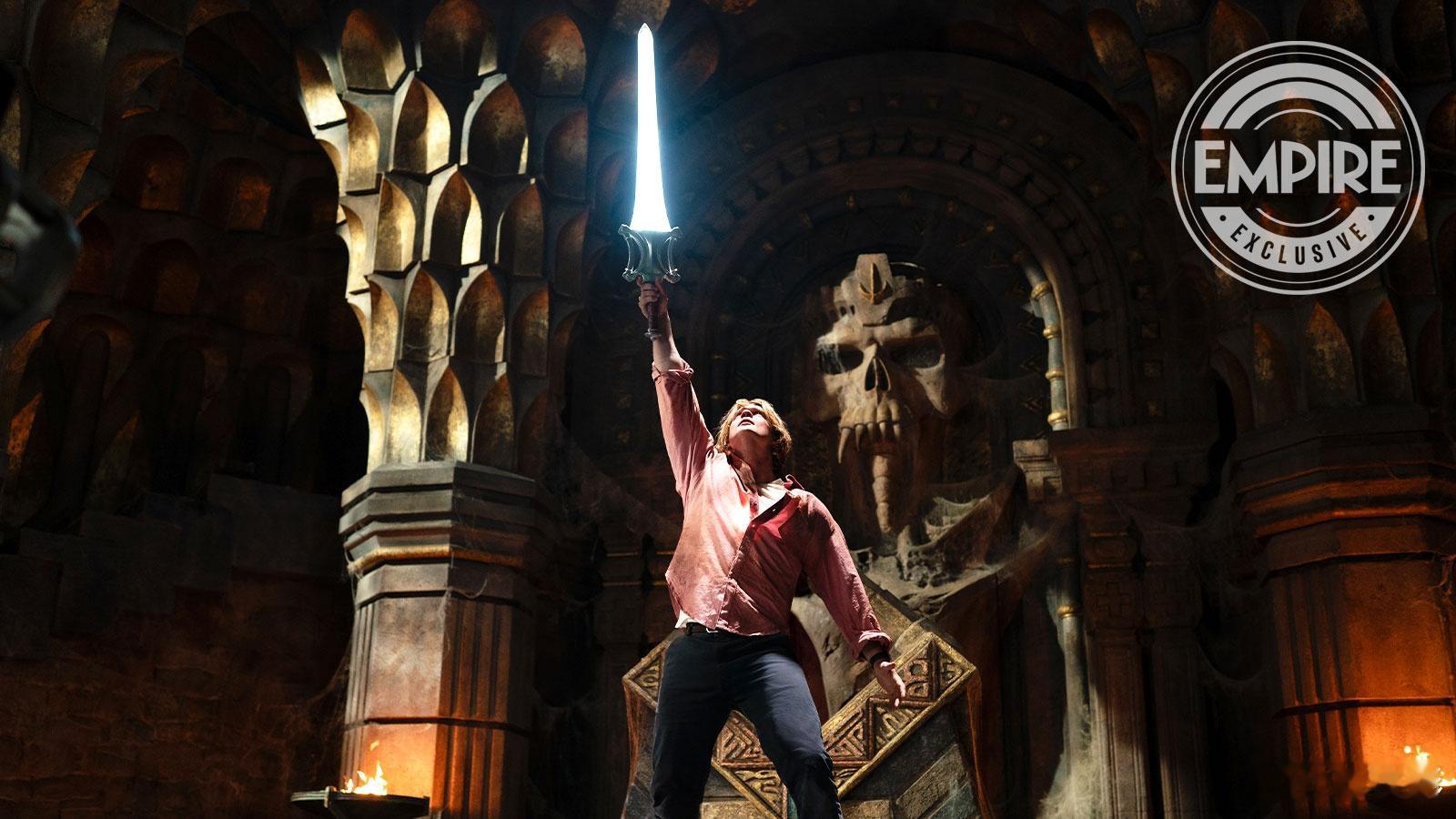 《宇宙巨人：希曼崛起》真人版大电影登上《Empire》杂志封面，并发布两张新剧照