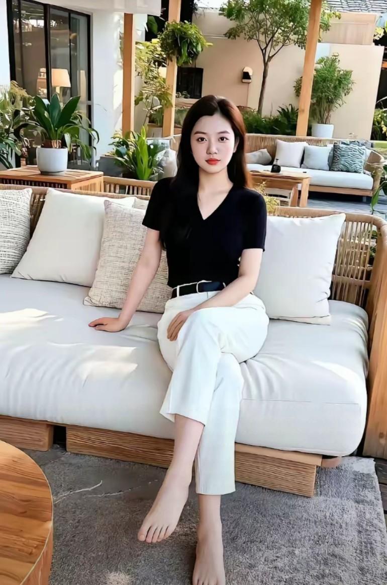 清雅女子静坐小院
眉眼温柔，气质恬淡从容
心怀温柔期许，慢慢奔赴理想生活