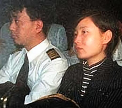 1998年，国航机长袁斌只因为不满分房制度，携带着妻子，驾驶载有95名乘客的飞机