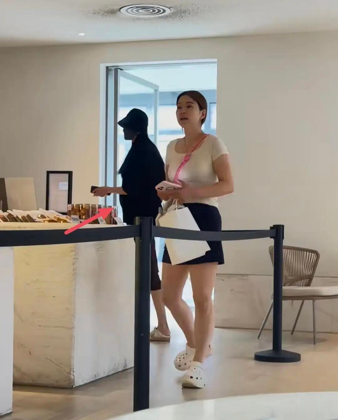 45岁李想和家人现身河北阿那亚旅游，老婆王蕾挺着大肚子，孕相明显，疑似怀了第六胎