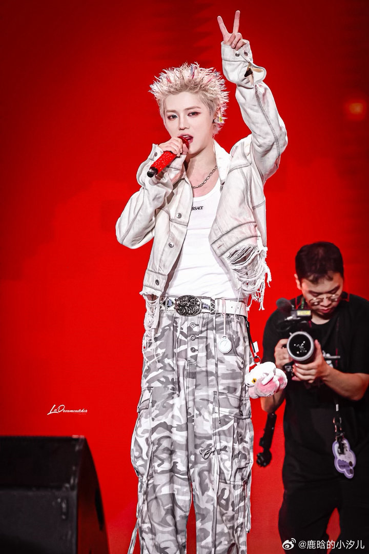 鹿晗  lh鹿晗出道十四周年快乐 审美疲劳在哥哥身上是不存在的
