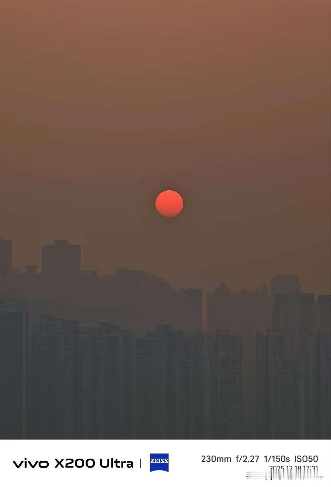 12月18日，今天的重庆日落……嘉陵江，轻轨二号线，重庆第一高楼……我在牛角沱地