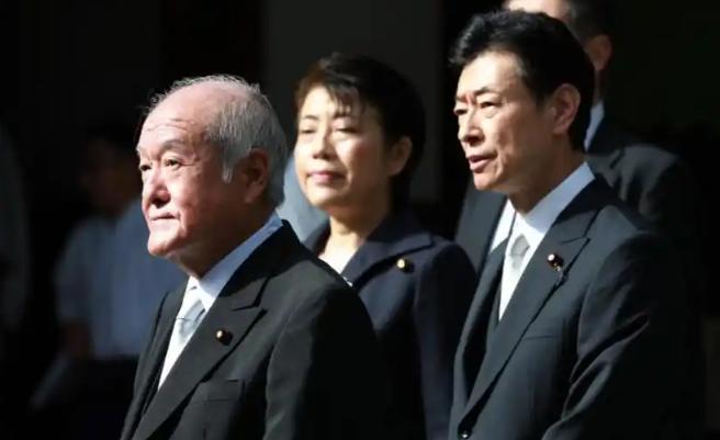入籍日本当上议员，合影却弯腰缩脖，石平的卑微藏不住了

8月15日日本投降纪念日