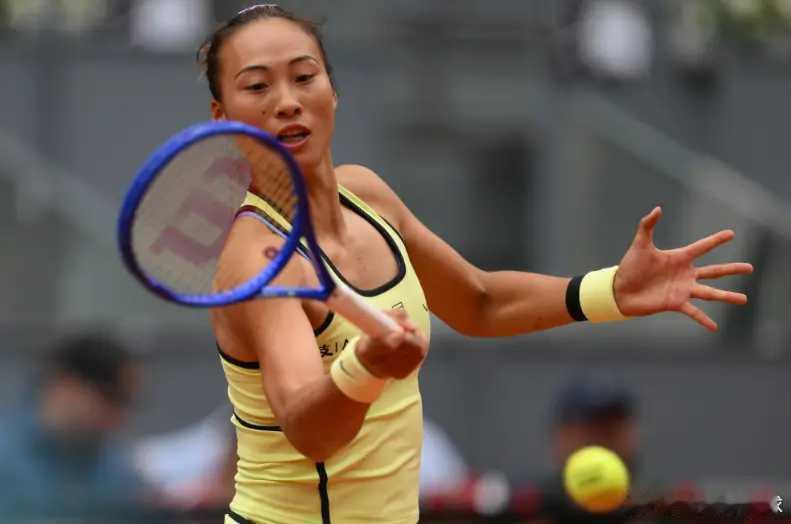 郑钦文成功破发莱巴金娜北京时间4月27日，2026年WTA1000马德里站女单第