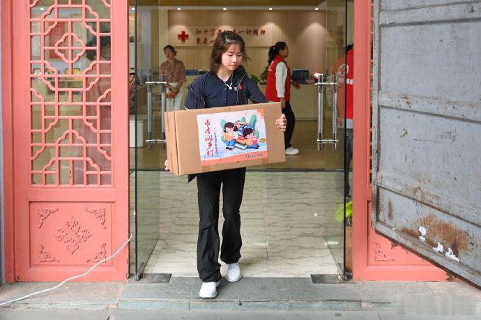 宁波北仑1217份六一爱心礼物发往美姑5月14日，宁波北仑区新碶博爱志愿服务中心