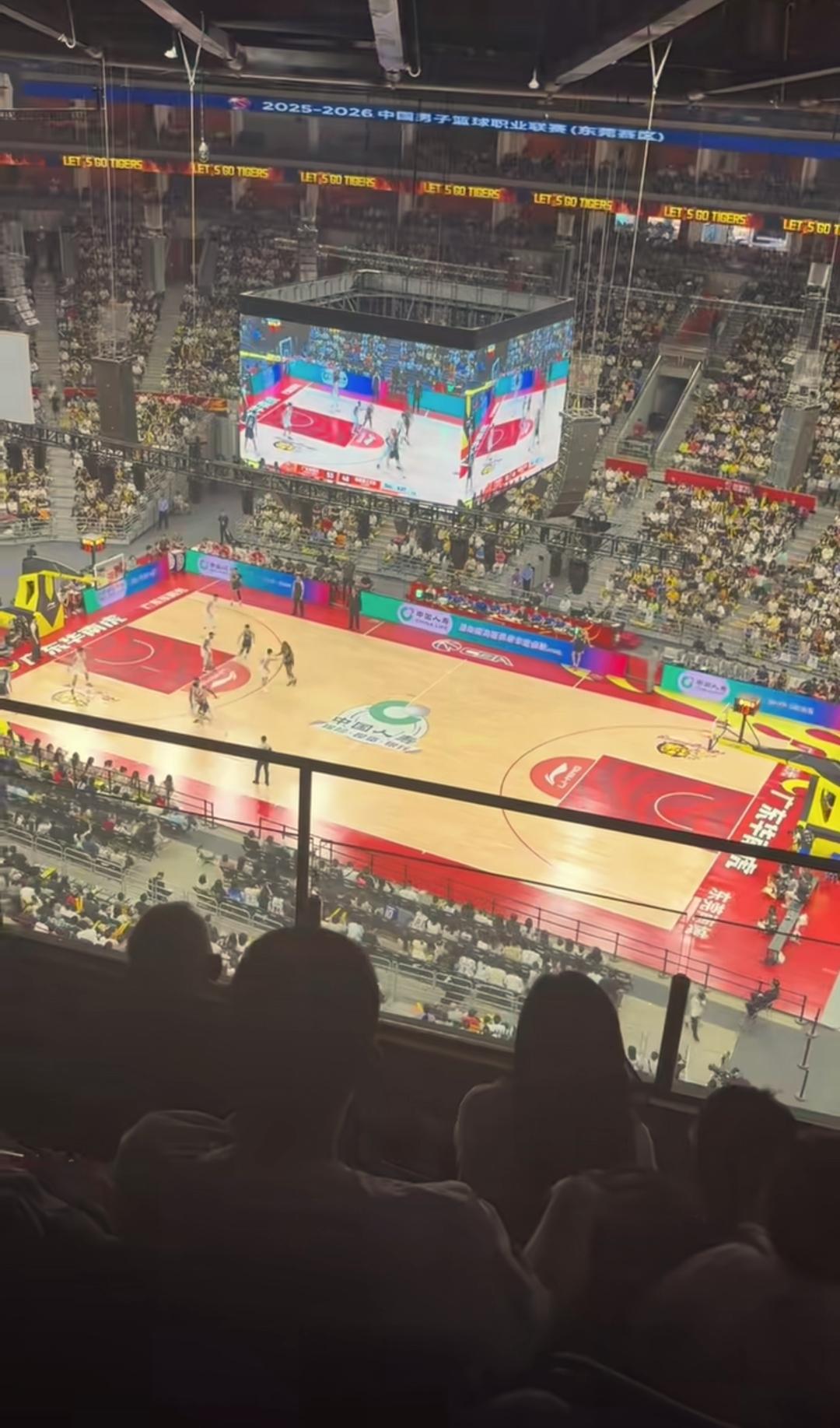 虽然本赛季CBA联赛辽宁男篮与广东男篮的实力并没有达到前些年的争冠水准，但是球迷