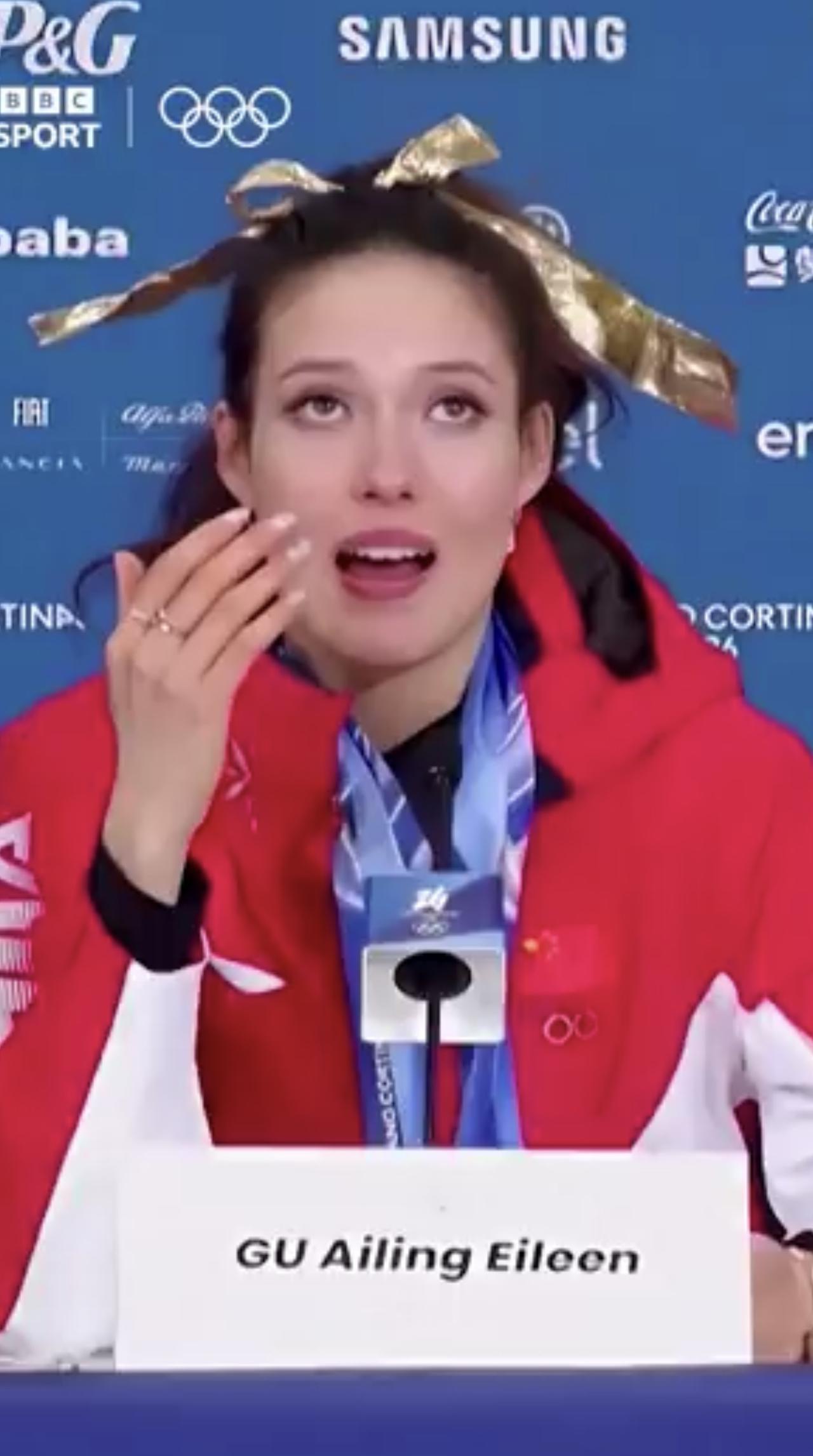 谷爱凌在冬奥会夺得金牌后，得知奶奶去世的消息，在发布会上不禁潸然泪下，令人动容[