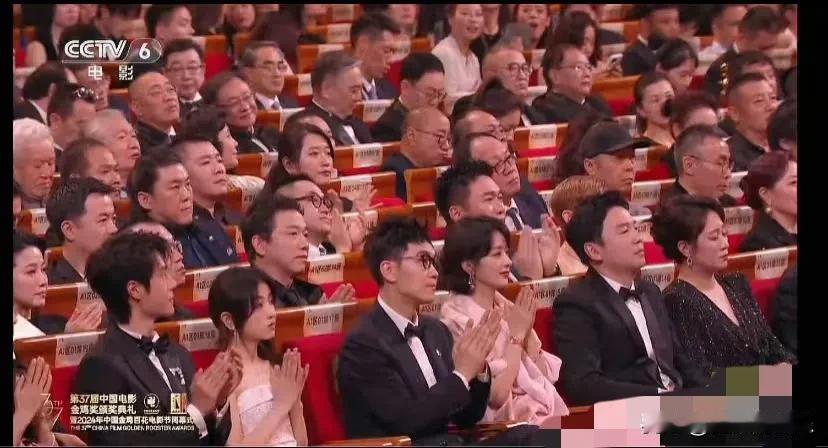 王炸姐弟出来距离感了！生分！
以前觉得这是CP有点胡说八道，但是今天觉得不对了，