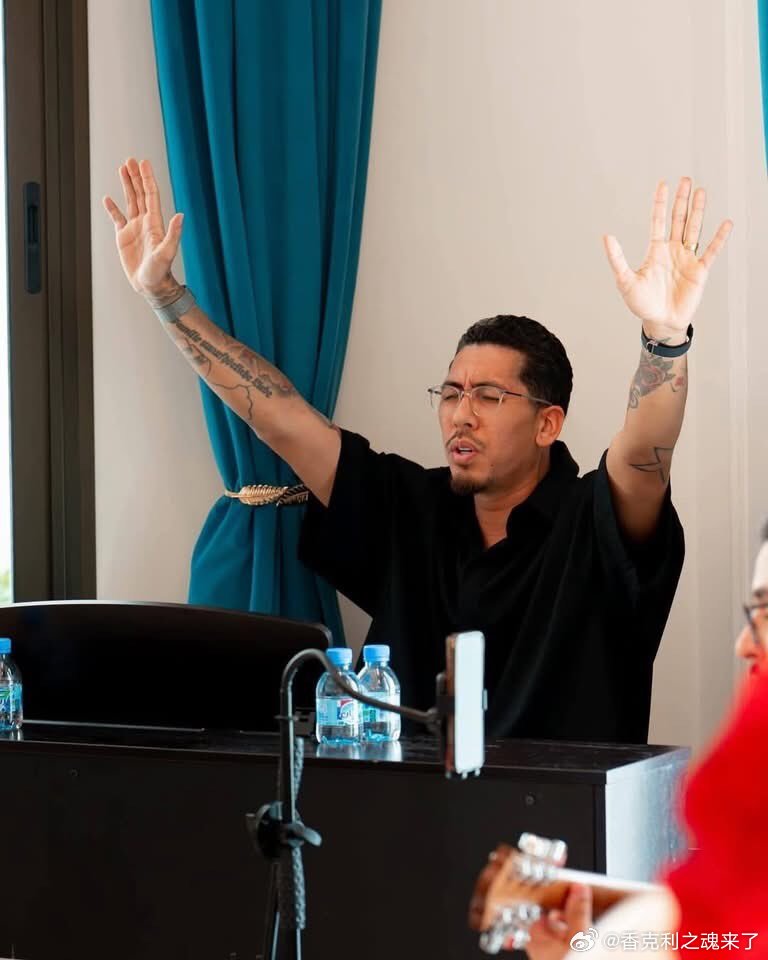 牧师菲尔米诺 菲尔米诺担任牧师周末与家人一起主持弥撒，感受复活节的快乐而且费米的