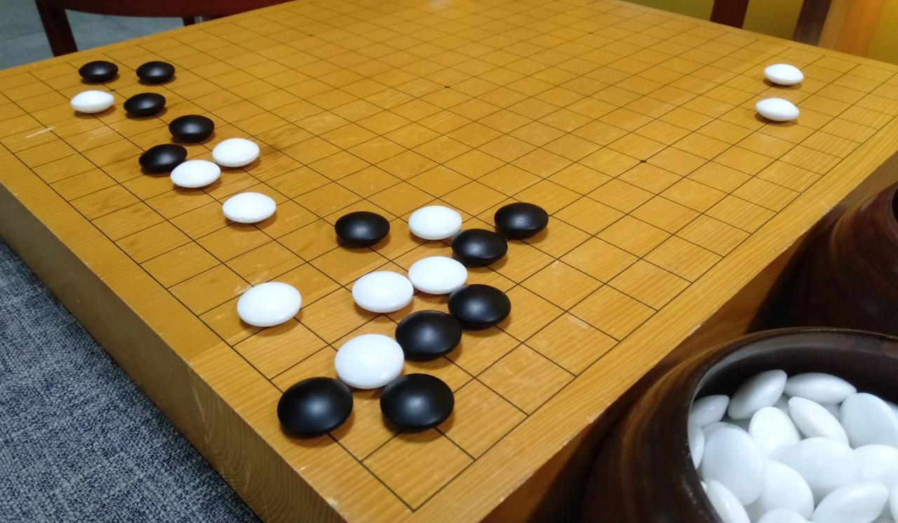 洛阳棋手~康占斌60岁勇战亚运



洛阳棋手年已60岁的康占斌六段代表新加坡队