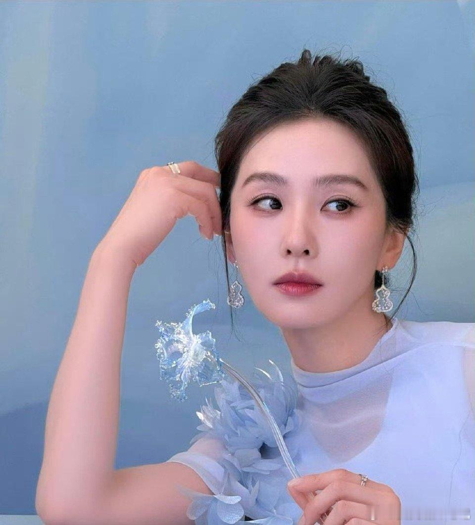 刘诗诗现身杭州松弛感拉满  不管从哪一面去看她，都是那么的无可挑剔！！！ 