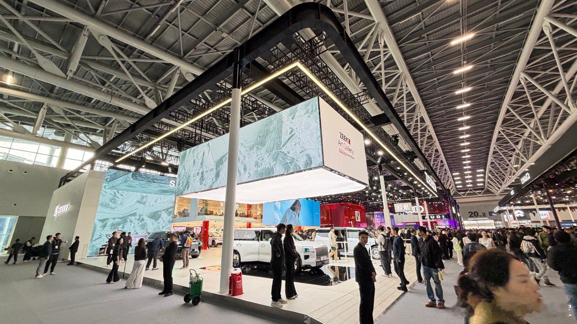 极氪展台有点意思，把能亮的小蓝灯全点亮了。 