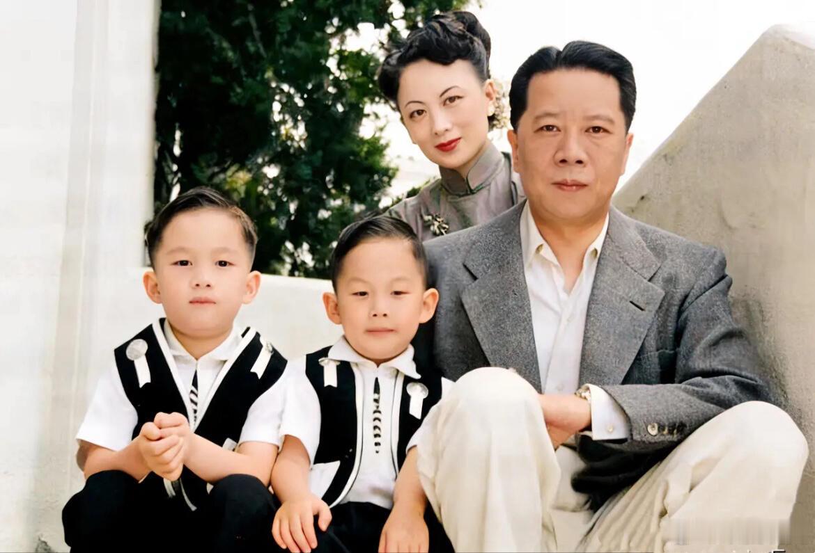 50年代，宋子安与夫人胡其瑛以及儿子宋伯熊、宋仲虎的合影照片，夫妻俩都出自名门，
