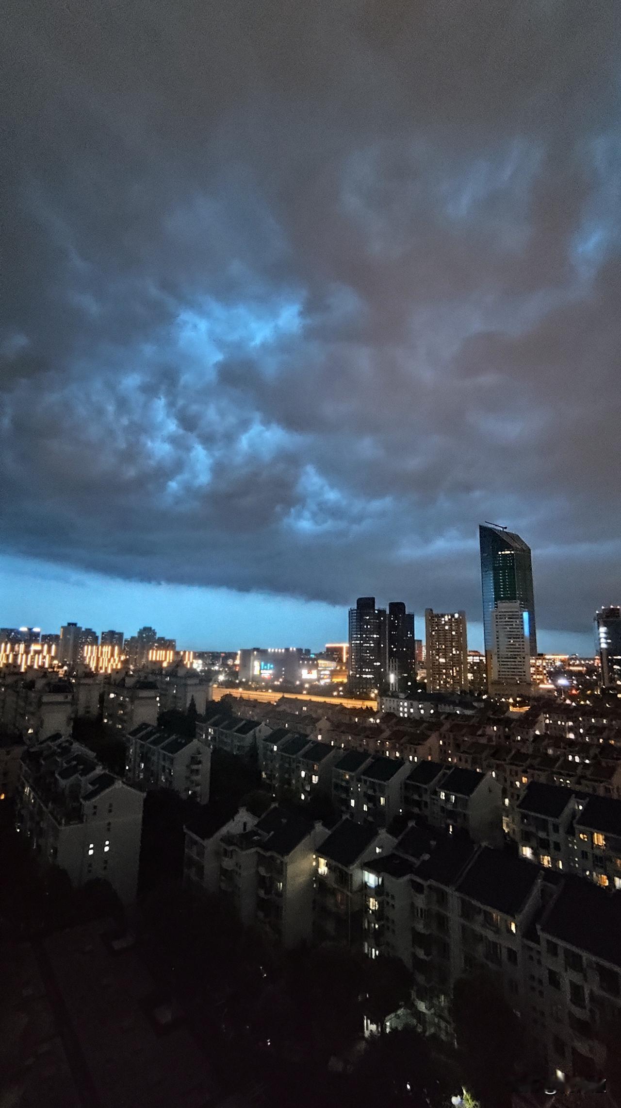 分享一张相册里随手拍的天空万家灯火耀夜空
