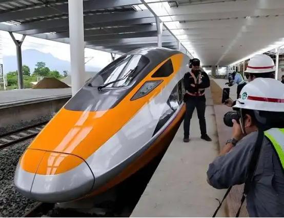 越南这回可是摊上大事了！本来想挺直腰杆，甩开中国单干高铁，结果呢？被美日德联手“