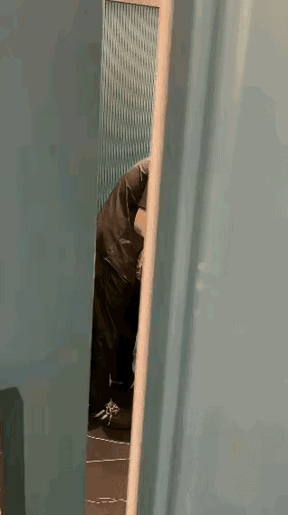 客人吃完饭走了
员工在收拾东西
他们偷偷吃剩下的餐
如果你是老板会禁止这种行为吗