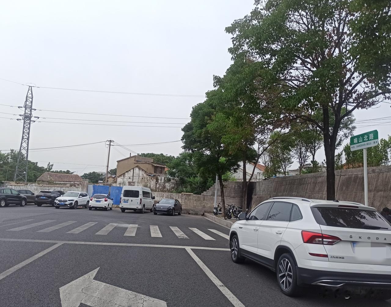 徐州响山北路到此戛然而止，贯通工程迟迟未能实施。问题可能是路的前方是大片民居，拆