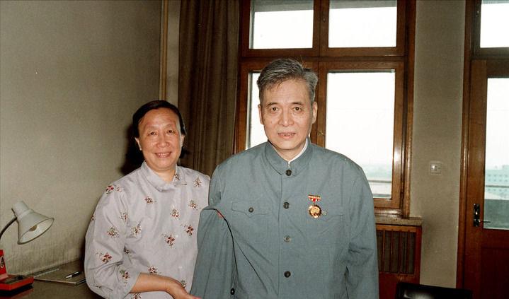 1986 年，邓稼先因全身大出血病逝。临终前，他紧握妻子许鹿希的手说：“这辈子对