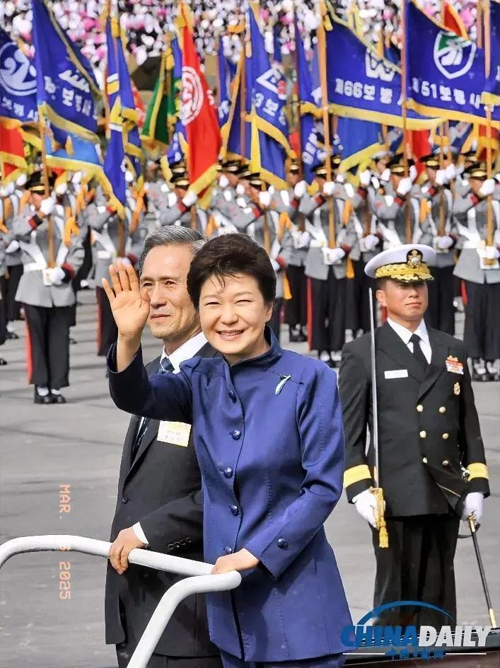 韩国总统朴槿惠女士，在他们的阅兵现场，看画面他们的阅兵仪式还是比较热闹的。